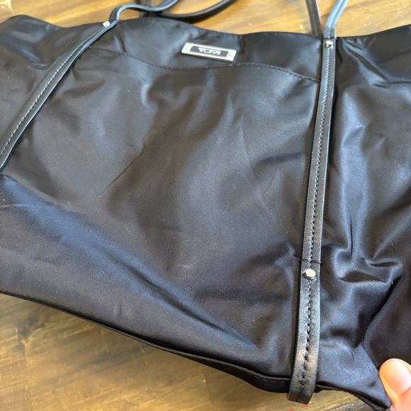Tumi Black Nylon Travel Tote Cary On Voyager Everyday Top Zip Leather Logo - Picture 10 of 16